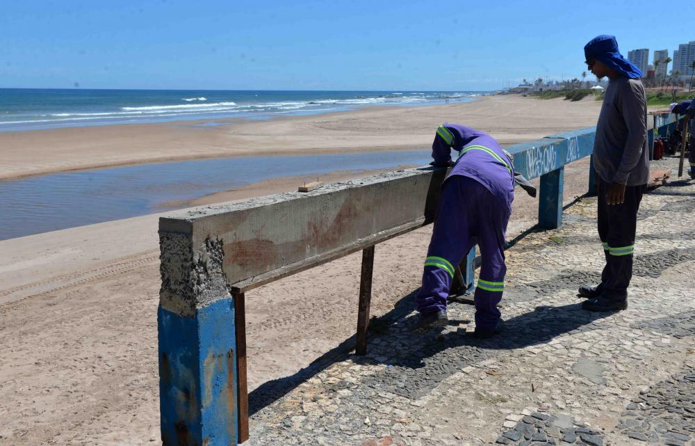 Prefeitura realiza manutenção em guarda-corpos da cidade