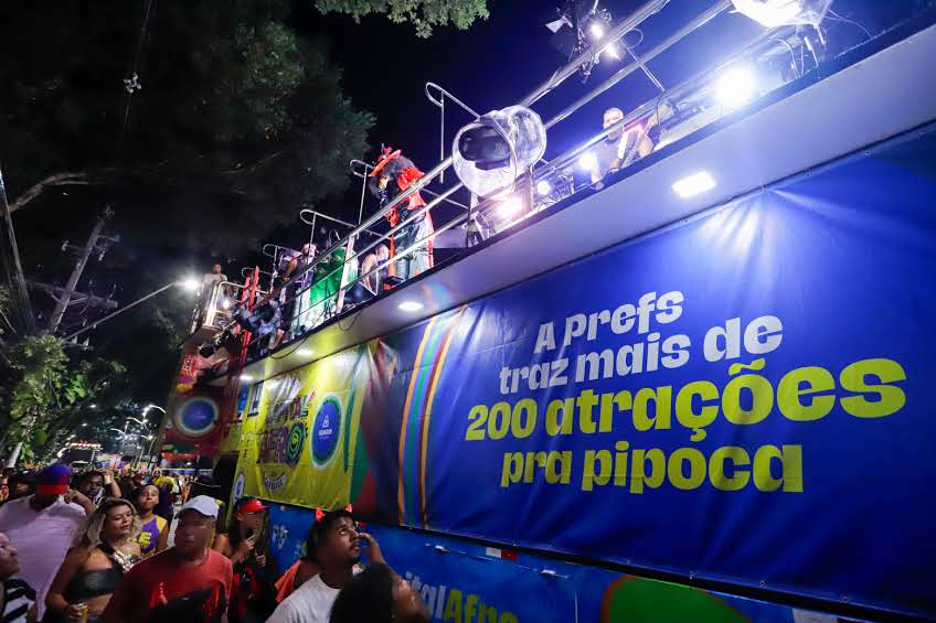 Com apoio da Prefeitura, trio sem cordas comandado por A Dama arrasta foliões no Campo Grande