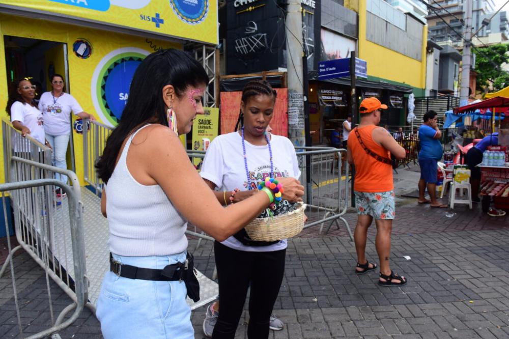 Foliões podem retirar preservativos e fazer testes de ISTs gratuitamente nos circuitos do Carnaval de Salvador