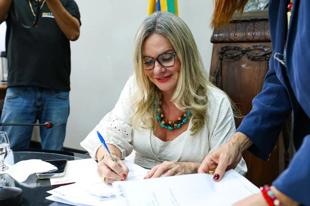 Ivana Bastos assina parcerias para instalação de Escolas do Legislativo nas 417 Câmaras Municipais da Bahia
