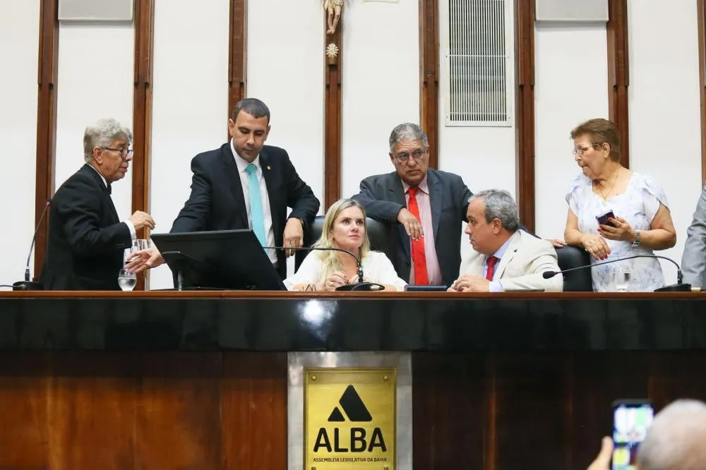 Presidente Ivana Bastos comanda sessão que aprova 16 projetos de lei e proposições na tarde desta terça-feira