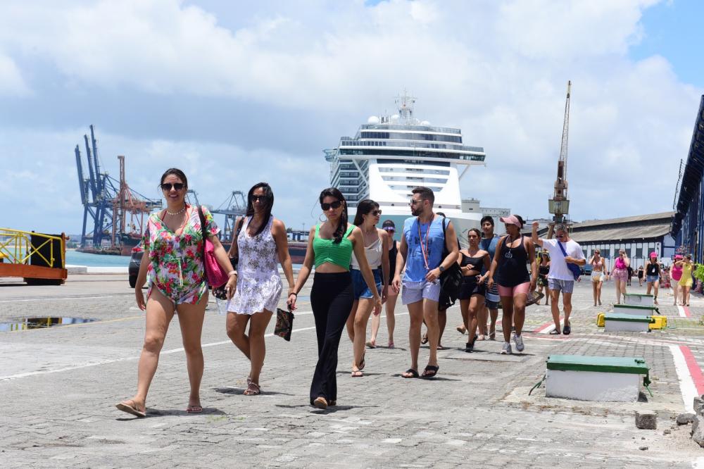 Mais de 5 mil turistas desembarcam de cruzeiro para curtir o Carnava