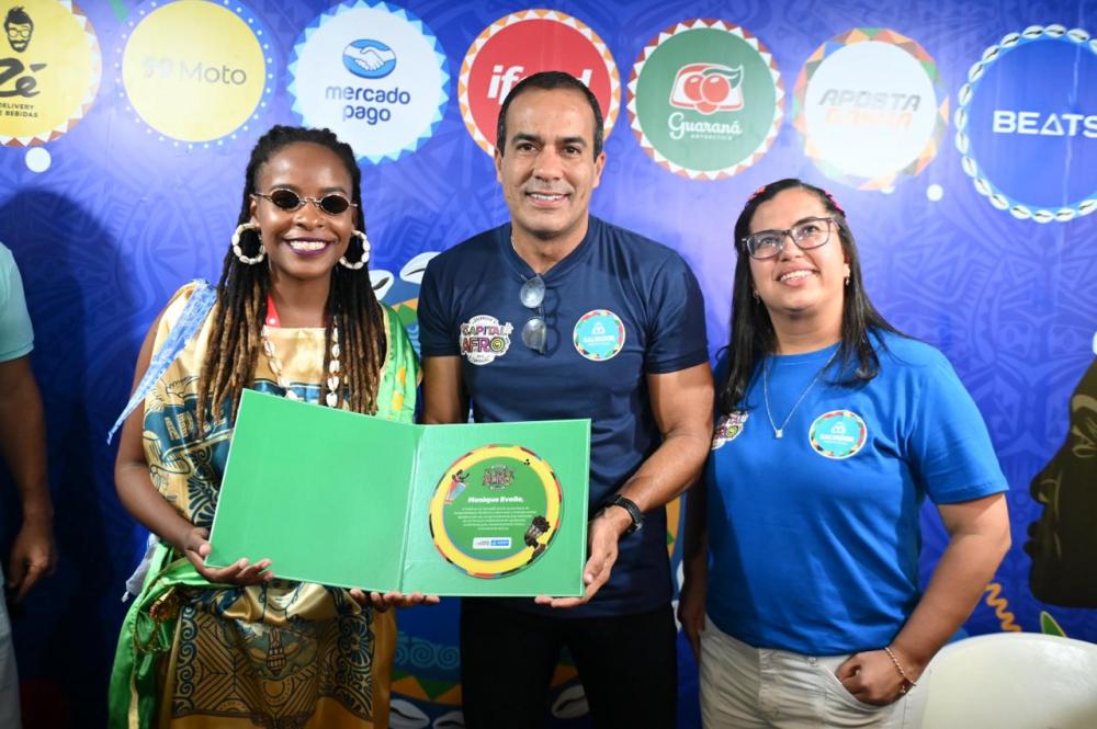 Monique Evelle recebe faixa de Embaixadora Sustentável do Carnaval de Salvador 2024