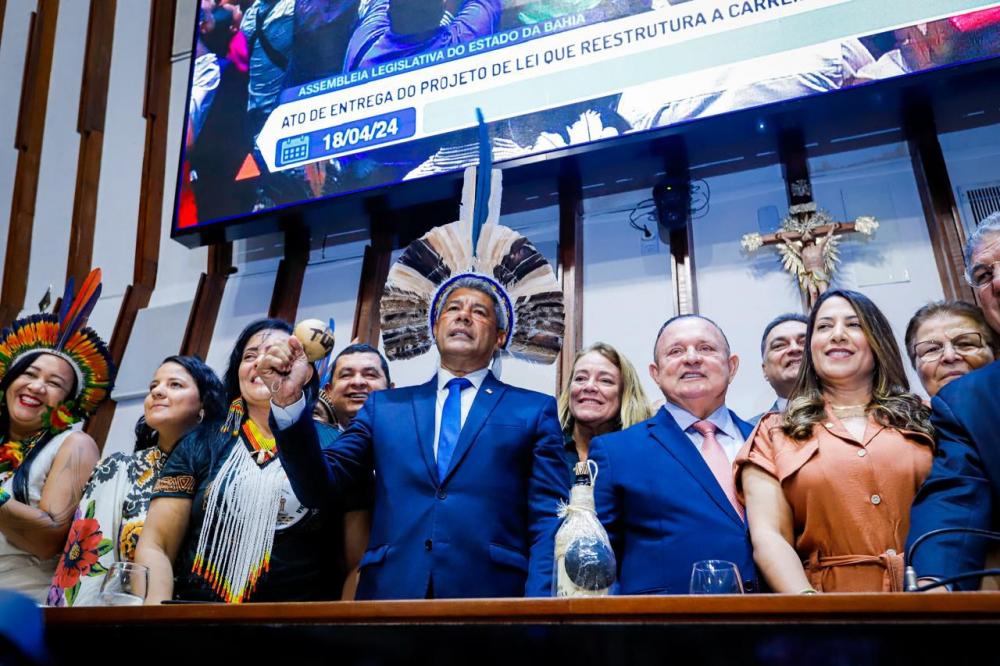 Jerônimo a Rodrigues entrega a Adolfo Menezes Projeto de Lei que valoriza professores indígenas