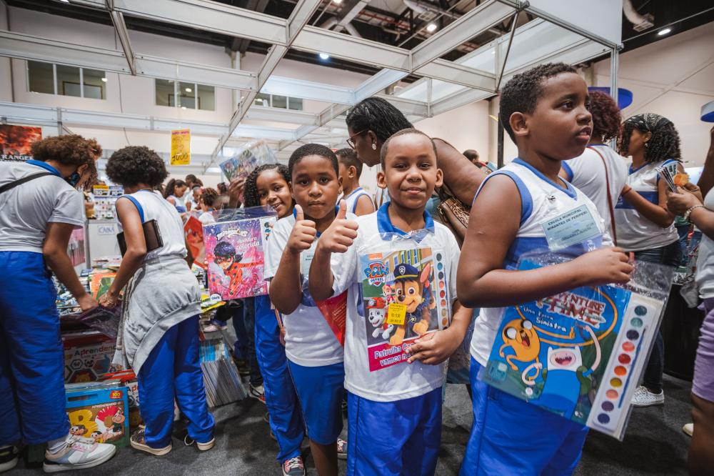Bienal: Prefeitura distribuirá 10 mil vales-livro para alunos da rede municipal