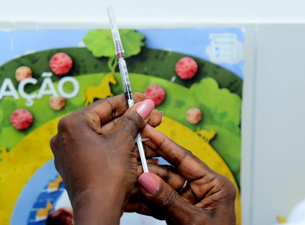 Salvador amplia vacina contra a dengue para público de 6 a 16 anos nesta terça (23)