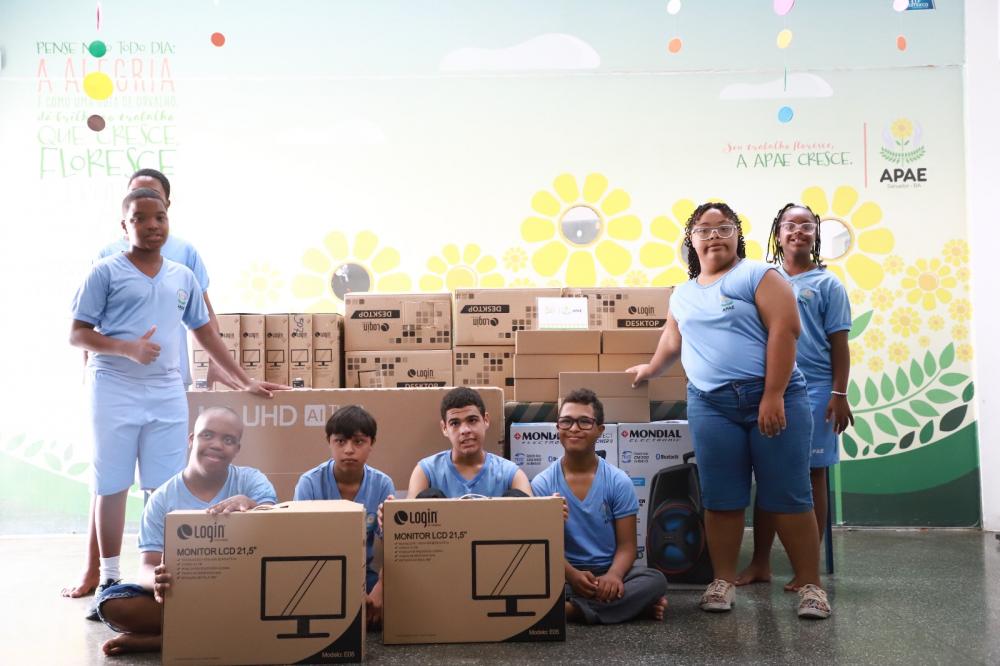 Prefeitura doa computadores e outros aparelhos a instituições de atendimento a pessoas com deficiência