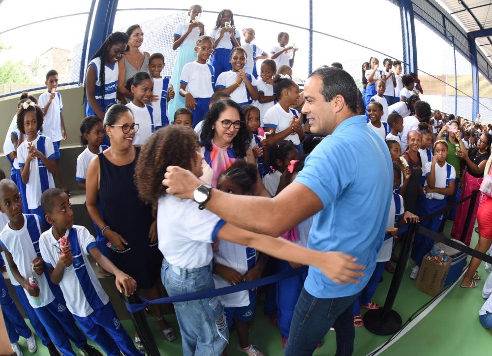 Prefeitura entrega 1ª escola municipal com piscina semiolímpica e anuncia inauguração de outras cinco novas unidades