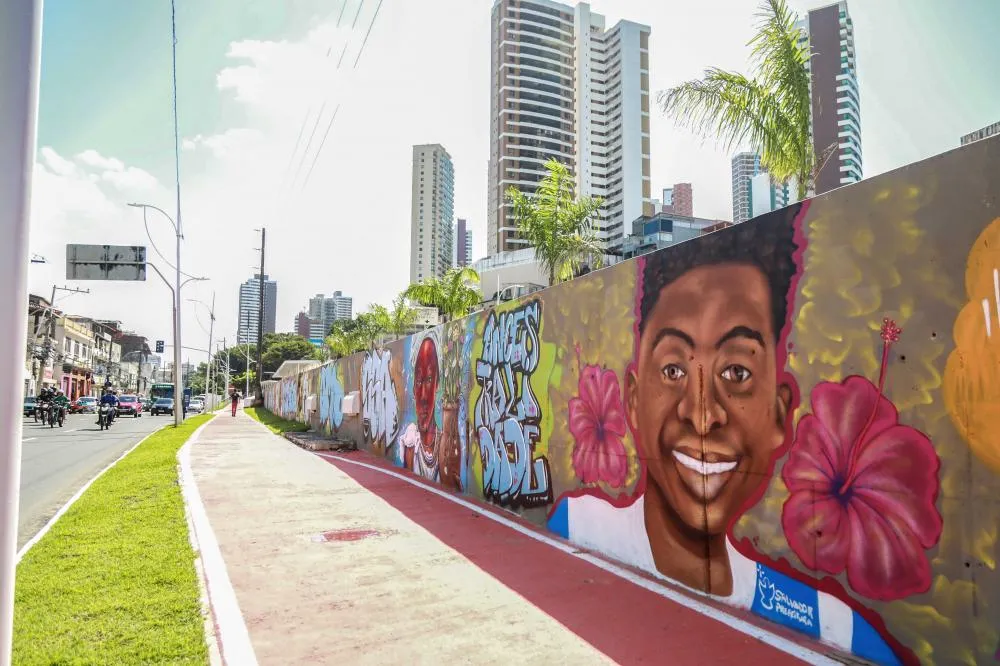 BRT recebe intervenção artística feita em homenagem a Salvado