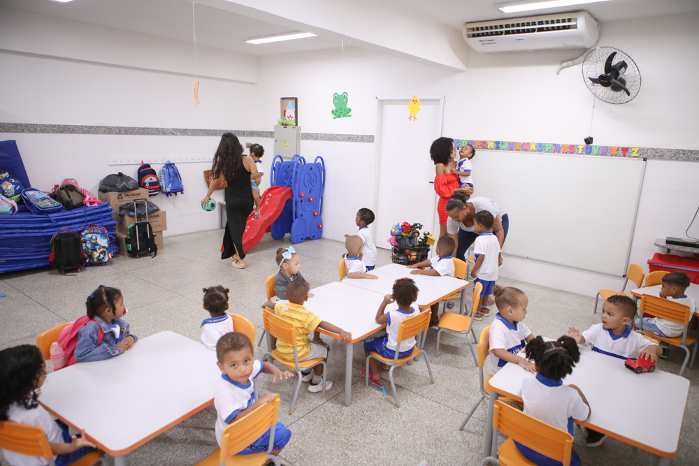 Alunos da rede municipal de ensino de Salvador dão pontapé no ano letivo de 2024