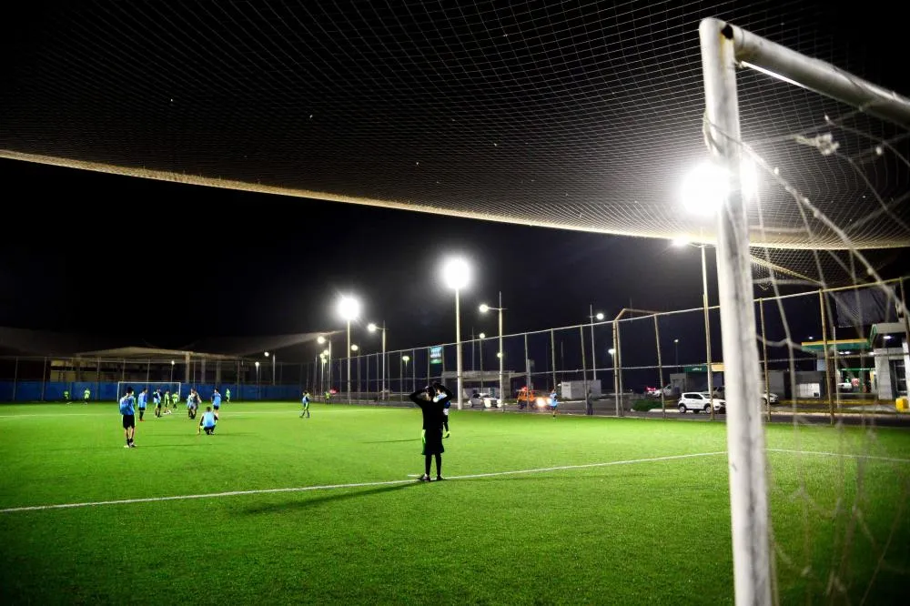 Clareou, É Gol! já modernizou 460 campos e quadras com iluminação em LED