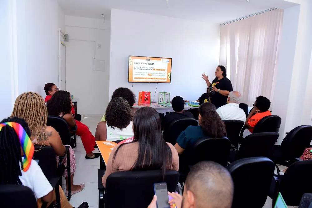 Maio Laranja: Ação forma profissionais para combater violências contra crianças e adolescentes
