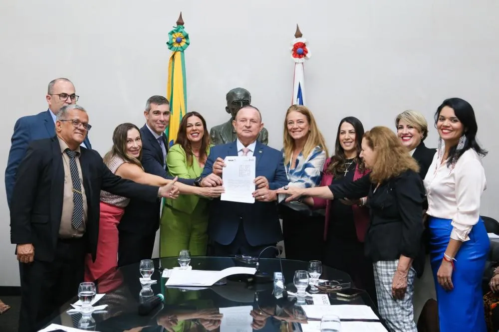 Adolfo Menezes chama violência contra a mulher de chaga social e exorta poderes públicos a erradicá-la na Bahia