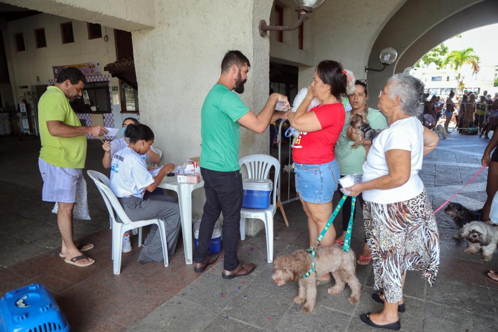 Mutirão da Prefeitura oferece aplicação gratuita da vacina V10 para cães na Lagoa do Abaeté
