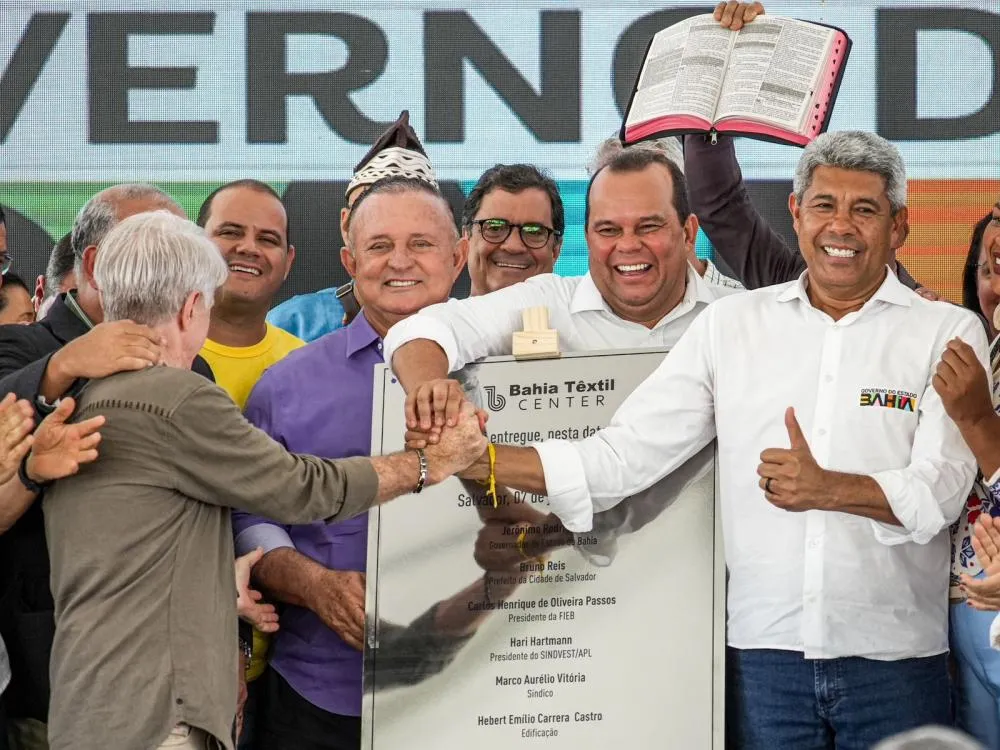 Adolfo Menezes, ao lado do governador Jerônimo, inaugura Condomínio Têxtil, na Cidade Baixa