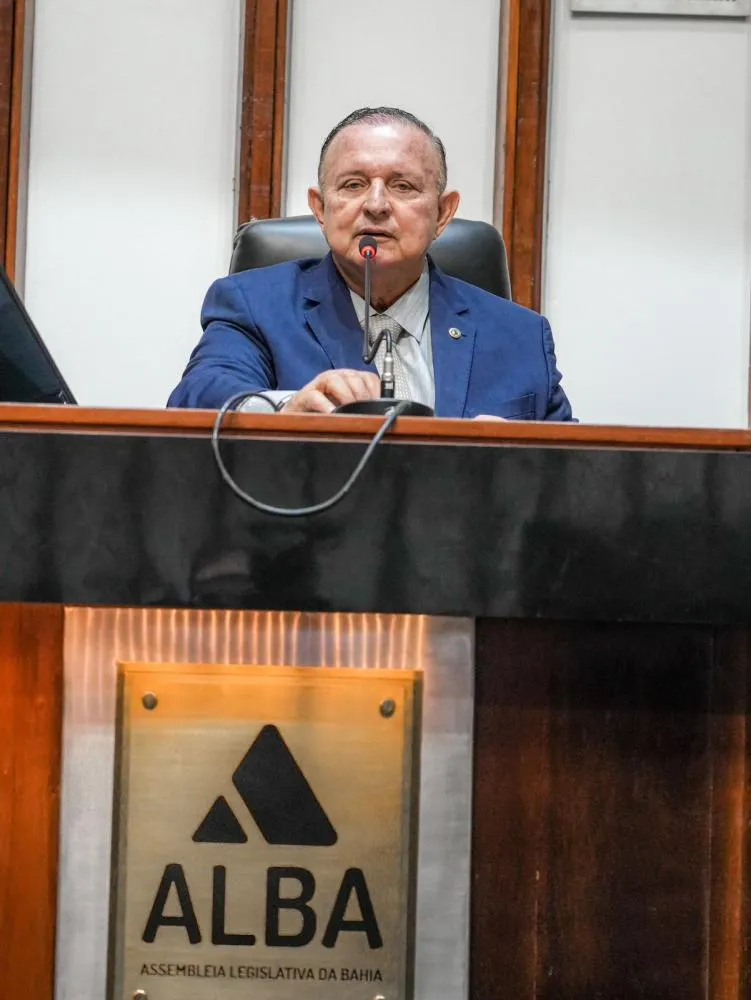 Adolfo Menezes ajuíza queixa-crime contra prefeito de Brumado