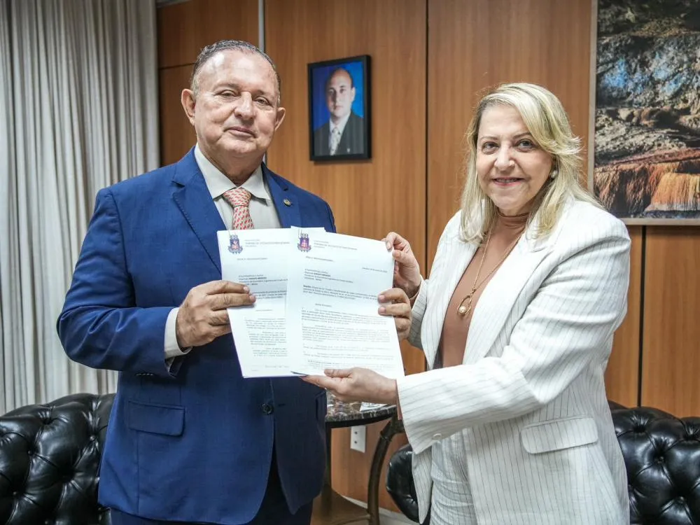 Adolfo Menezes recebe a visita da chefe  do Judiciário, Cynthia Resende