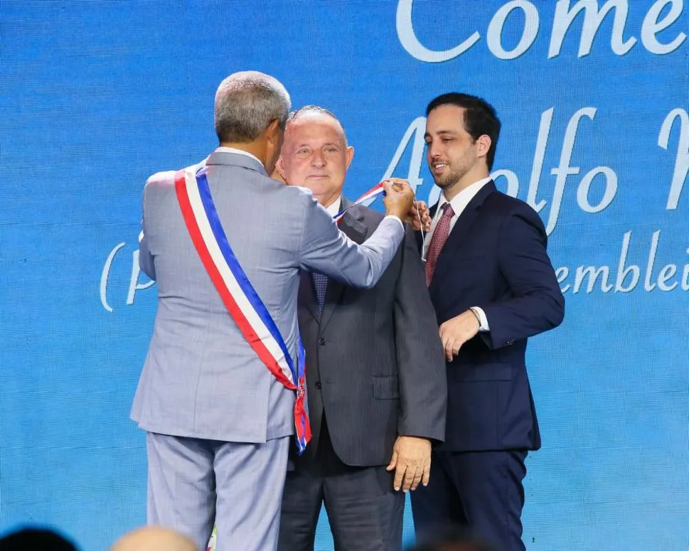 Adolfo Menezes recebe Medalha da Ordem Dois de Julho no grau de Comendador