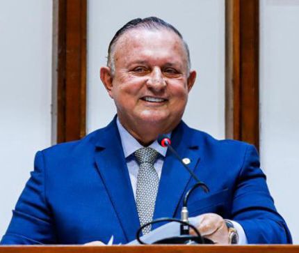 Adolfo Menezes determina abertura de inscrições para vaga ao Tribunal de Contas dos Municípios